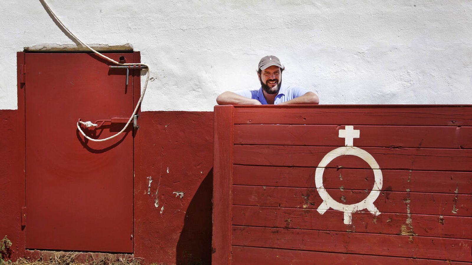Javier Núñez, tras un burladero con el escudo de la ganadería La Palmosilla.