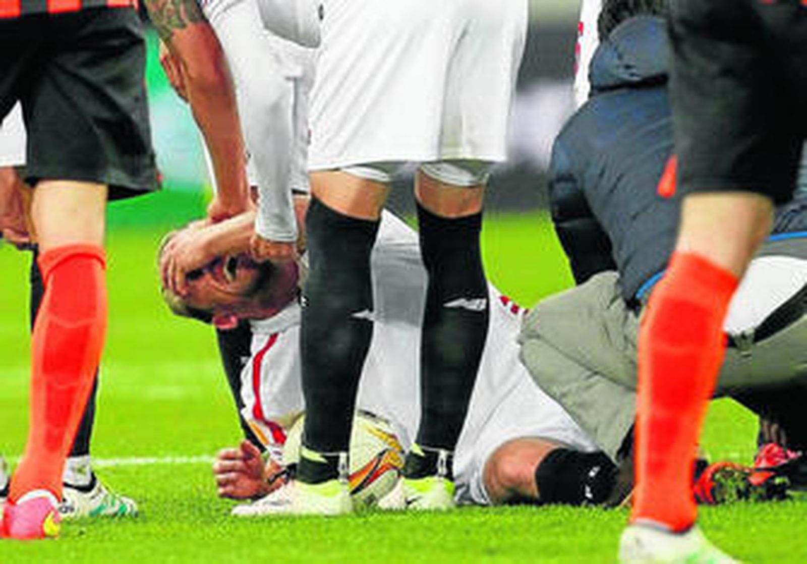 Khron Dehli se duele tras su lesión de rodilla.