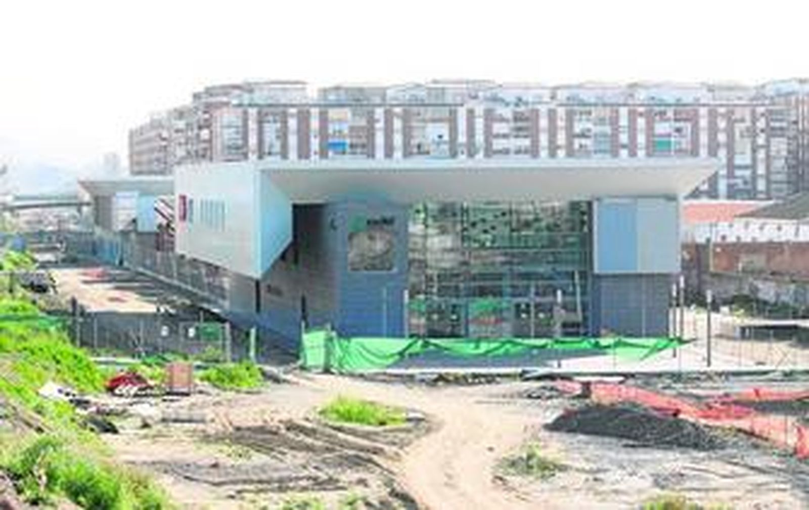 Vista del edificio de la estación Victoria Kent cerrado a los usuarios.