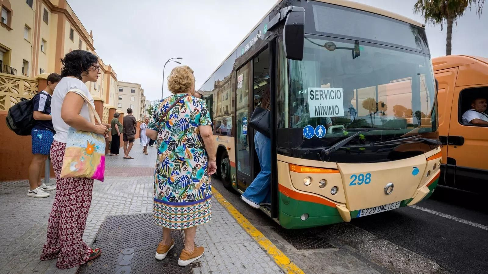 Usuarias a punto de tomar un autobús de servicios mínimos.