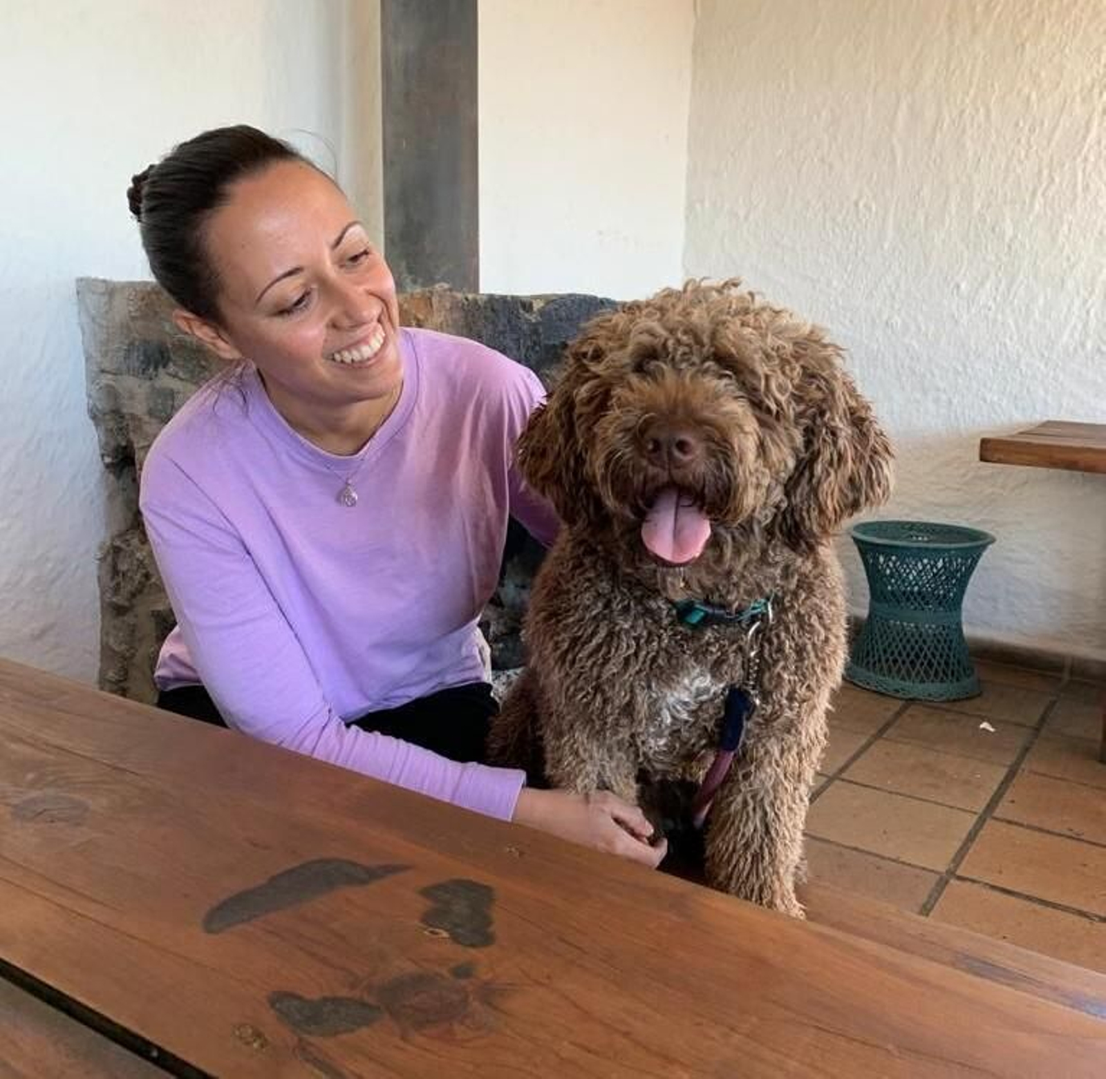 La esteponera María Sánchez con su perro Miji.
