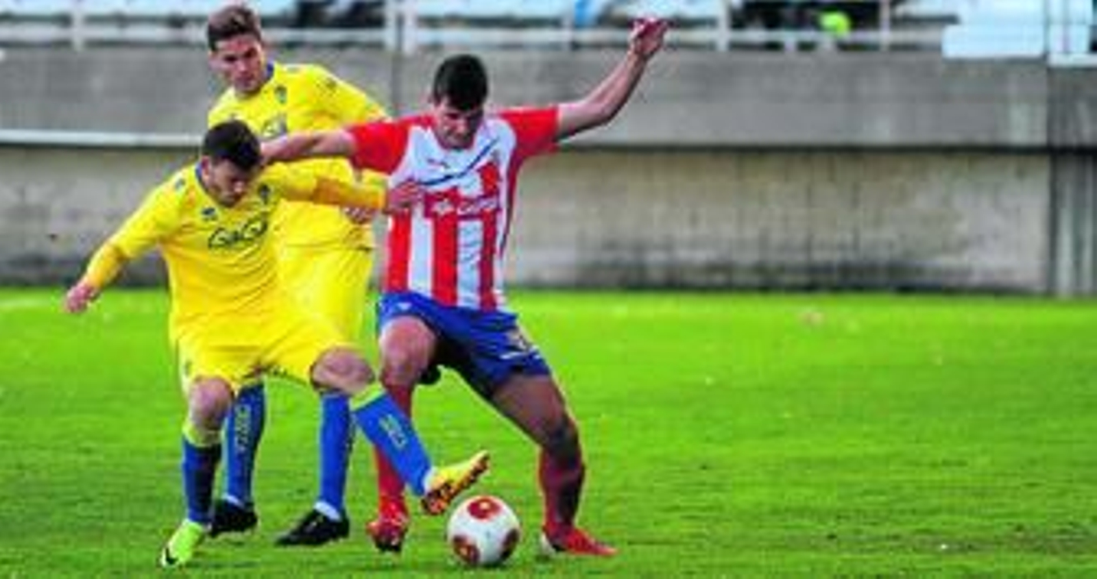 Mario protege el balón en el Algeciras-Cádiz de la pasada andadura.