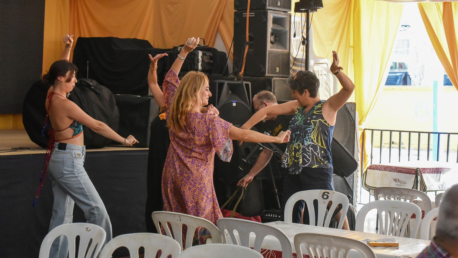 Que no falten unos bailes. Que no falten unos bailes.