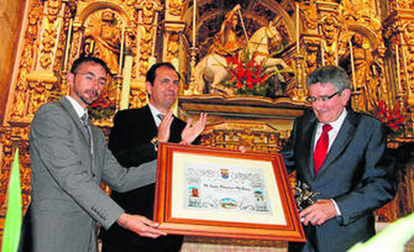 Luis Pizarro recibe un cuadro conmemorativo al término de su pregón de ayer.