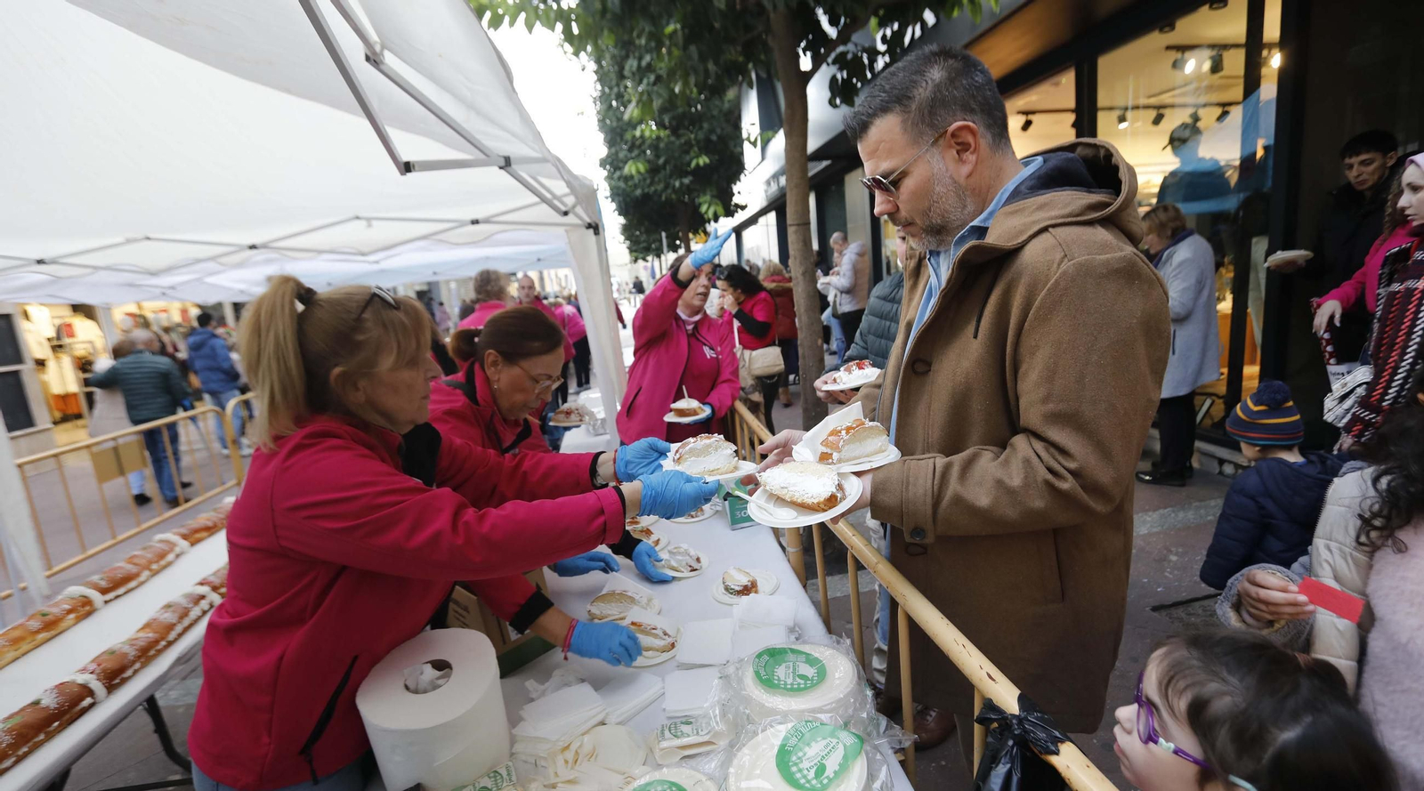 Fotos del roscón de Reyes solidario de Apymeal en Algeciras