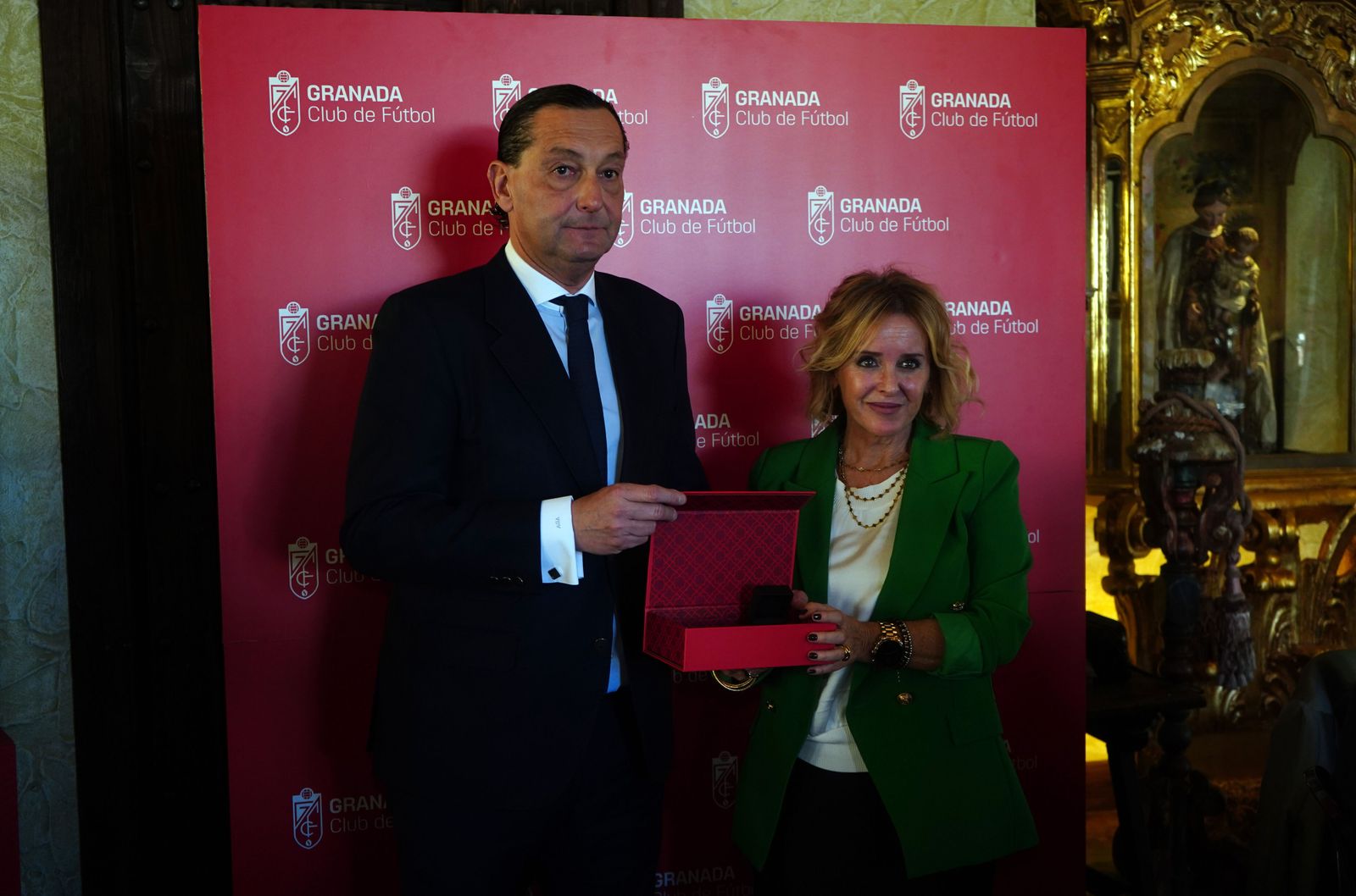 Las mejores imágenes del acto a los abonados del Granada CF con 25 y 50 años de antigüedad