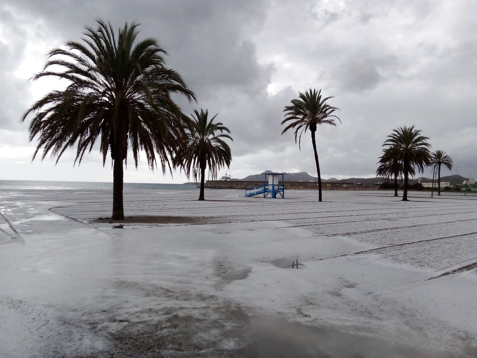Estampa de la playa de Carboneras con un manto blanco de granizo.
