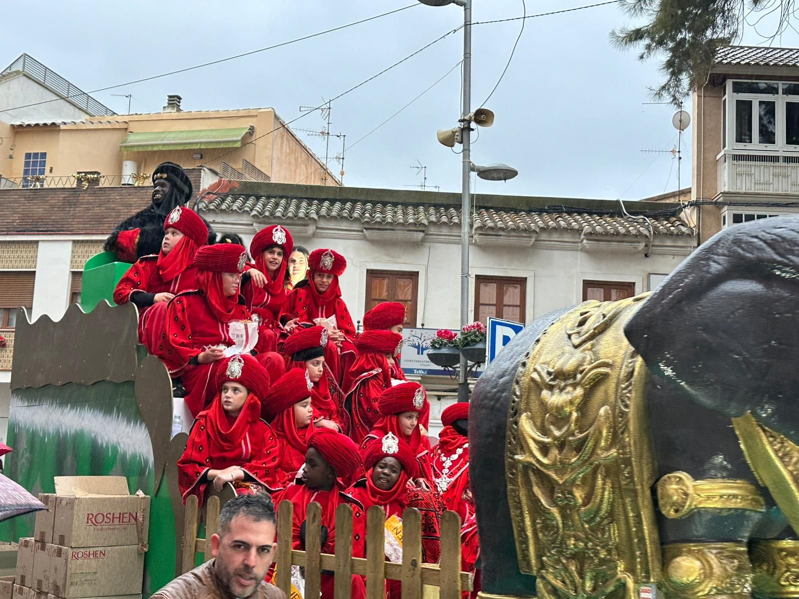 De la Residencia de Mayores a las calles: imágenes del paso de los Reyes Magos por Huércal-Overa