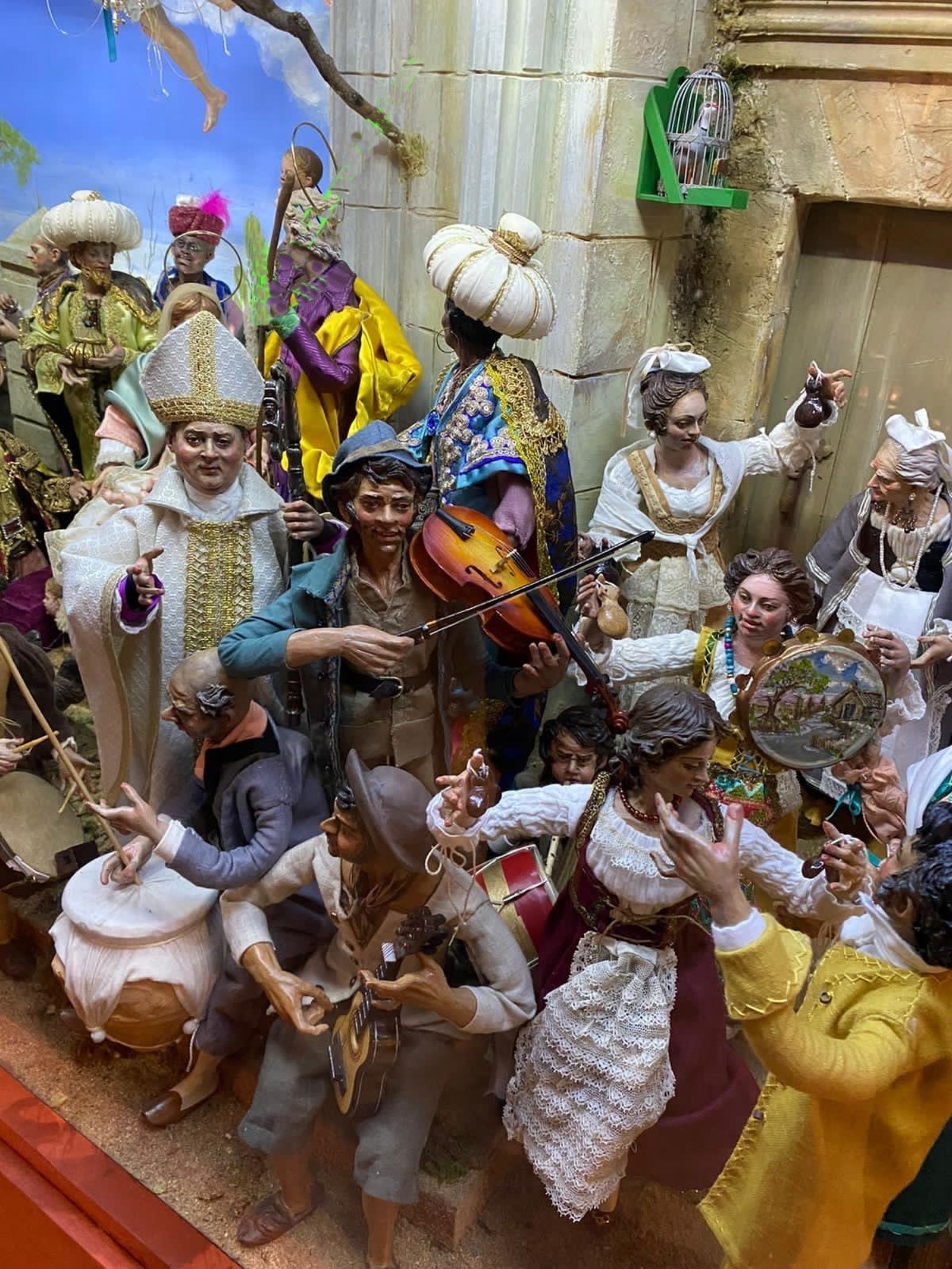 El obispo Mazuelos Pérez en el Belén de la iglesia de Santiago.