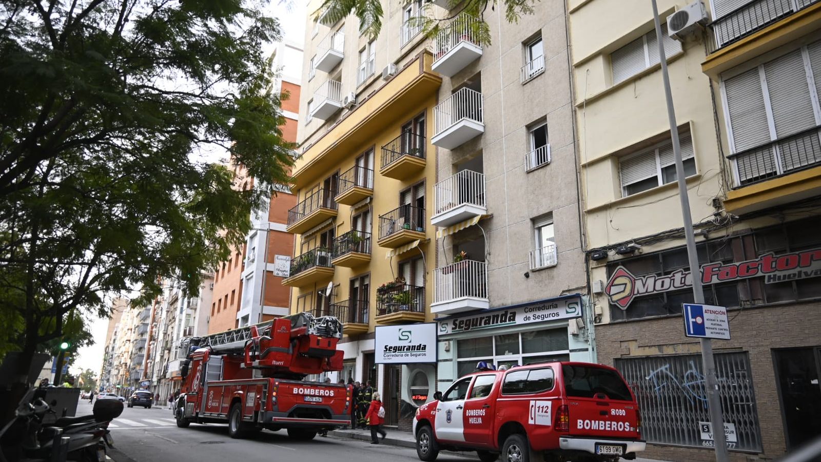 Camiones de bomberos a las puertas de la vivienda incendiada.