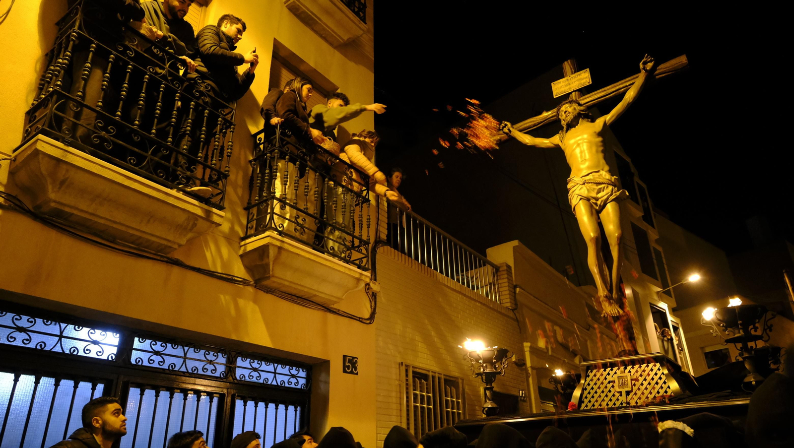 Las mejores imágenes de la Procesión del Perdón, en la noche del Martes Santo en Almería
