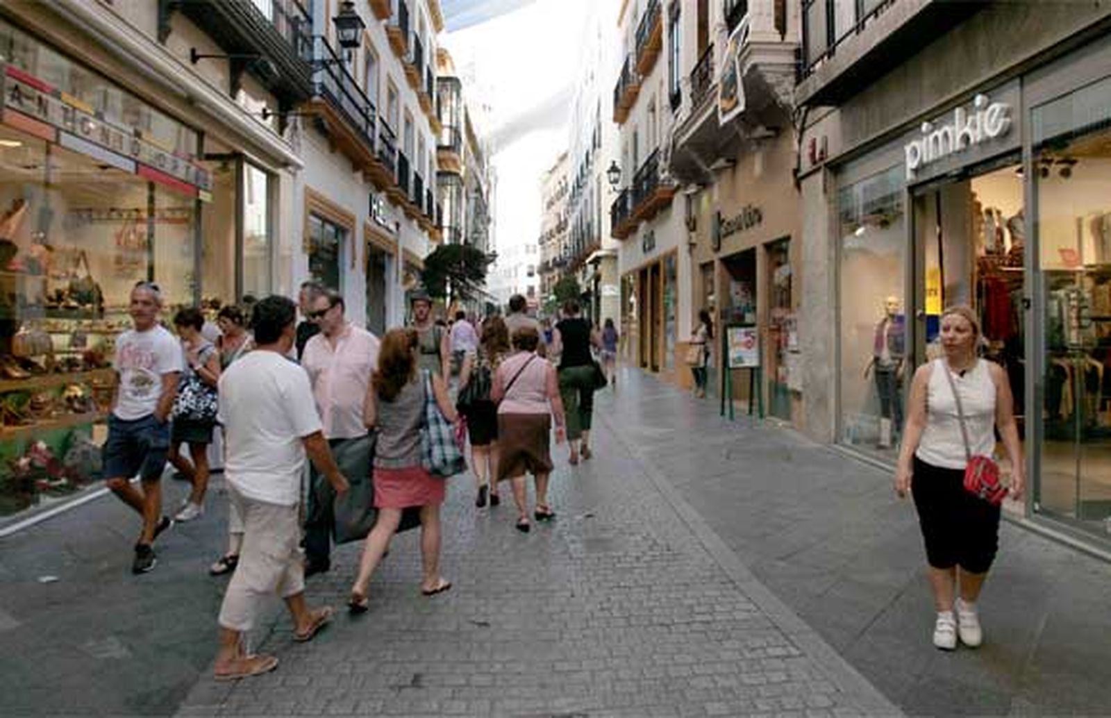 Velázquez, la calle comercial con más tráfico peatonal de Andalucía