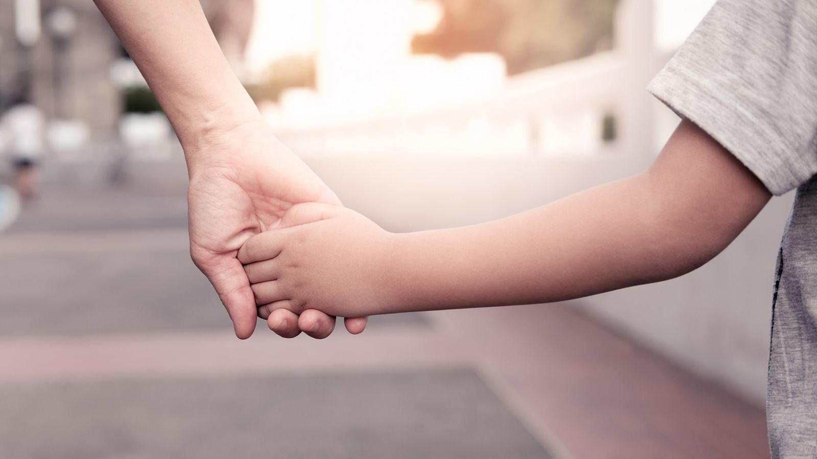 Estar al cuidado de manera habitual y permanente de un menor, otra de las causas.