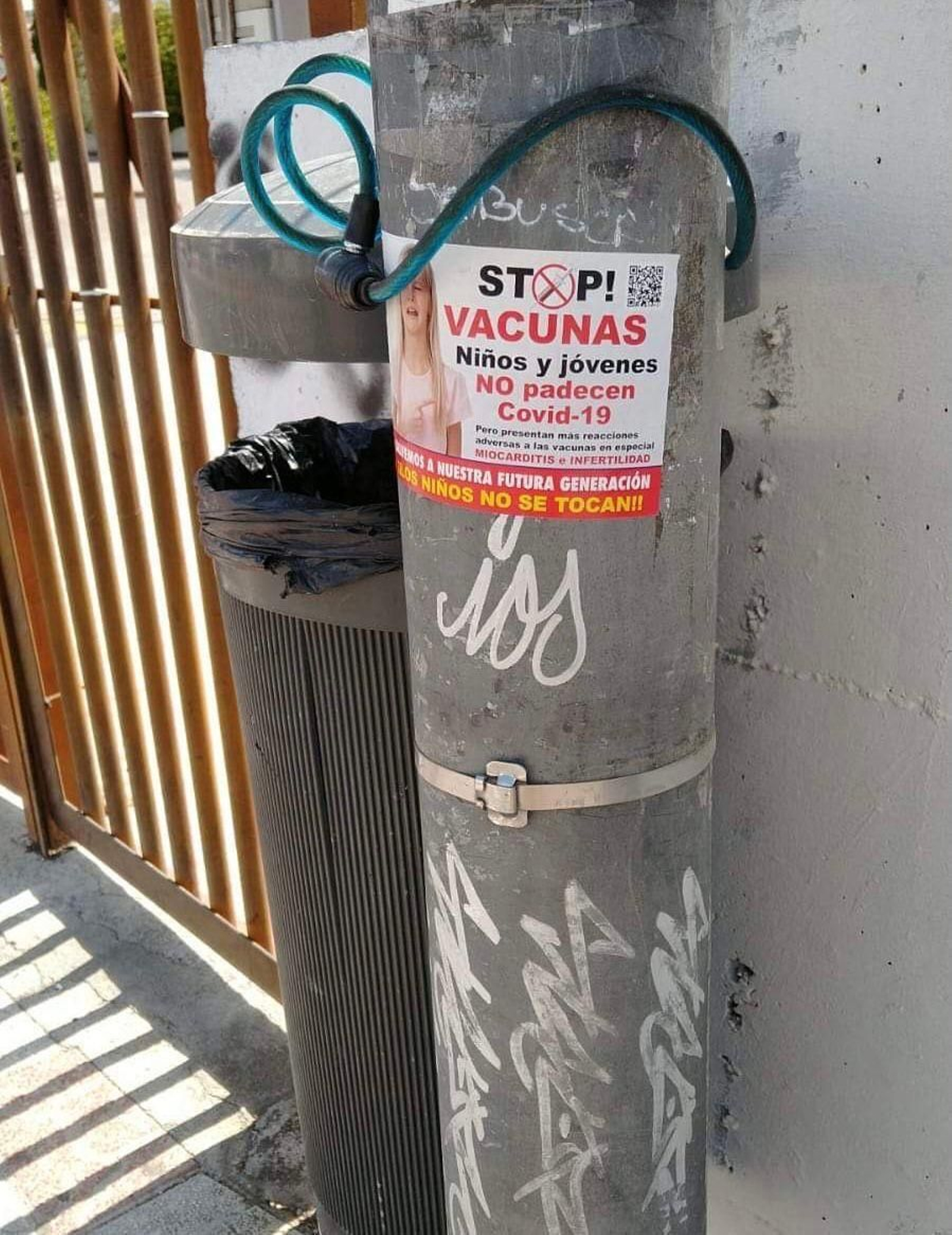 Una de las pegatinas antivacunas retiradas por la Policía de La Zubia