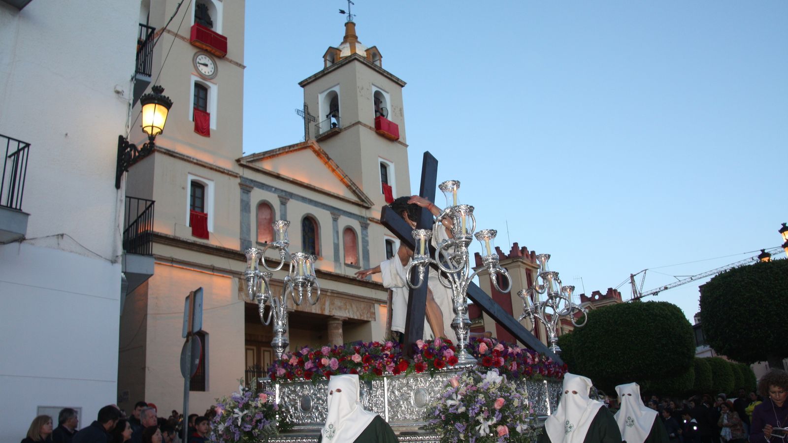 Imagen del Encuentro de La Verónica a su salida de la Parroquia de La Anunciación.