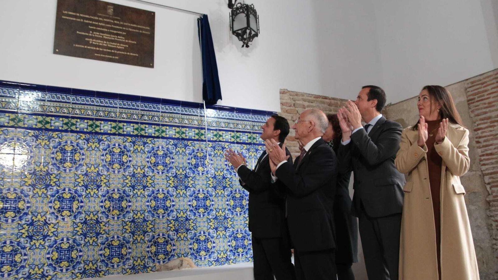 Las autoridades administrativas ante la placa descubierta