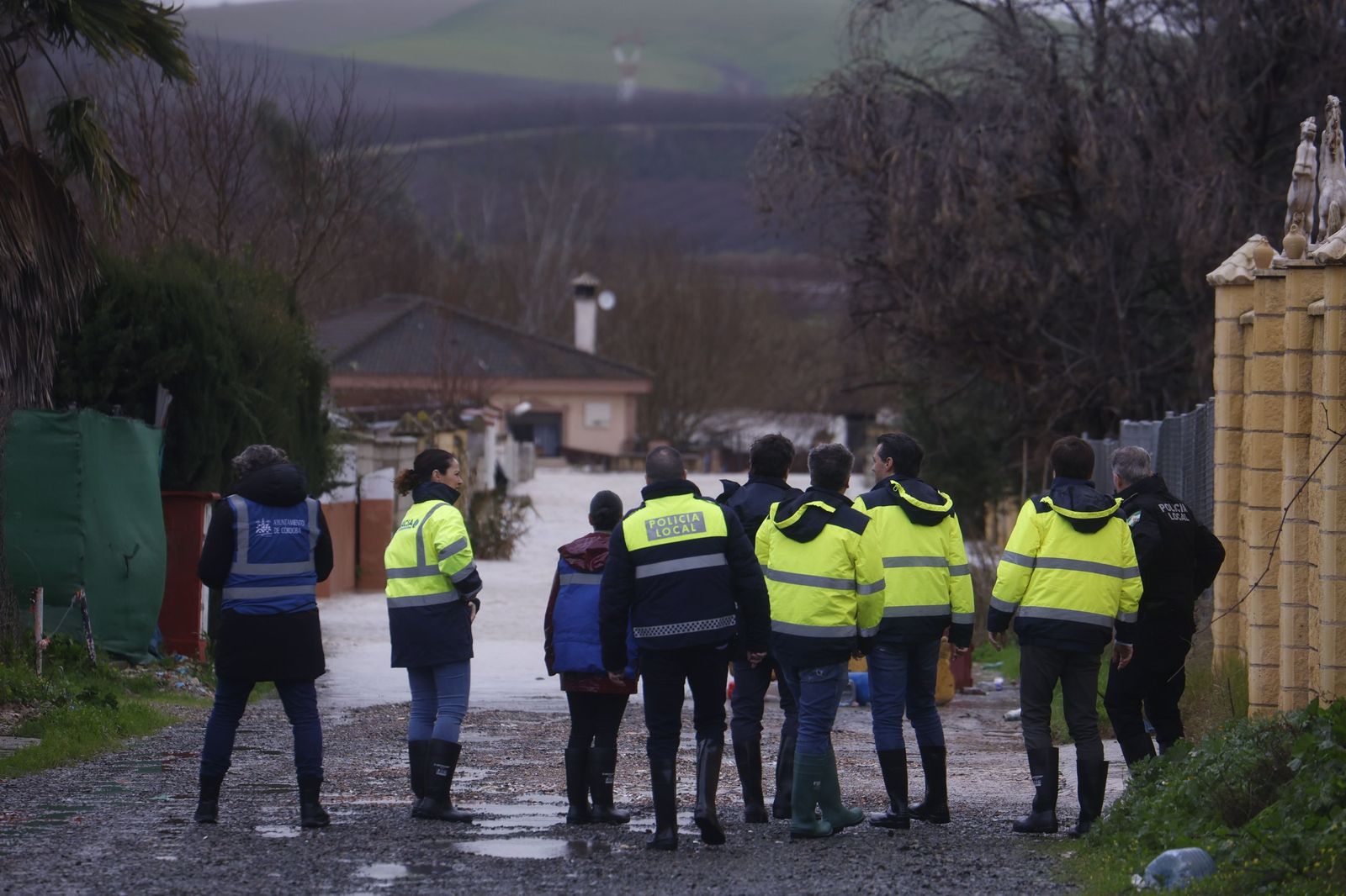 Los vecinos de Guadalvalle desalojan sus parcelas por la crecida del Guadalquivir, en imágenes