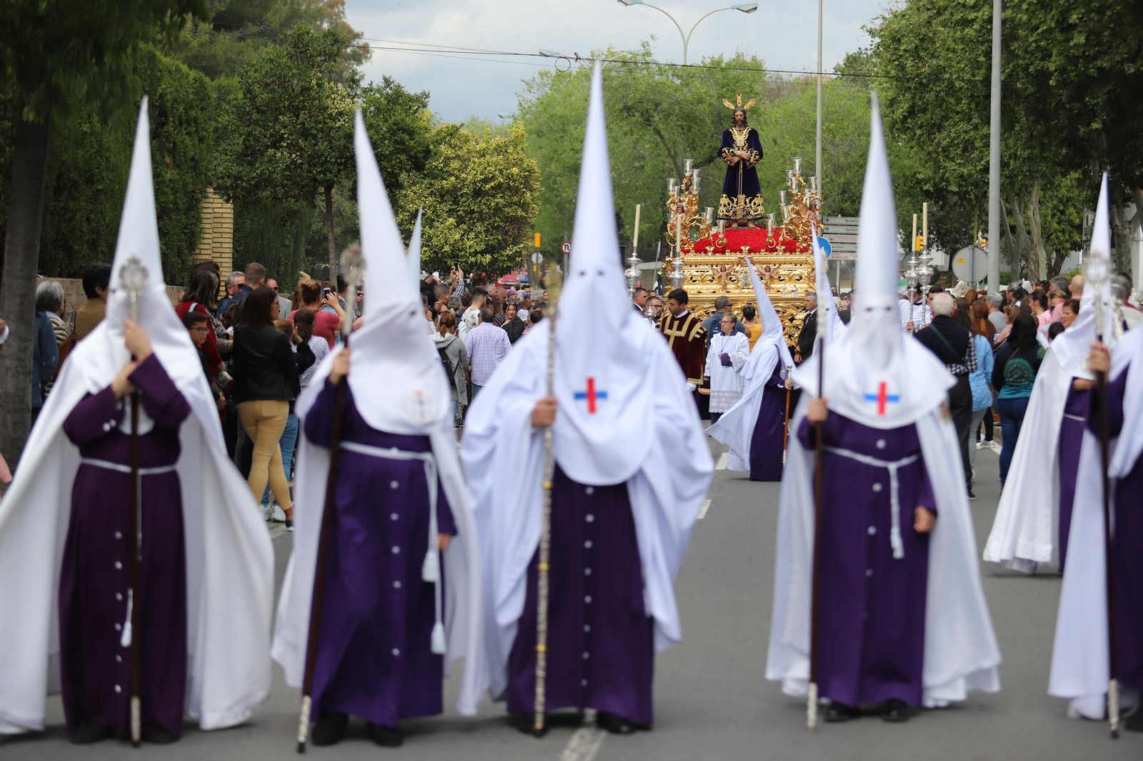 Imágenes del recorrido de la Hermandad del Cristo Cautivo de Huelva