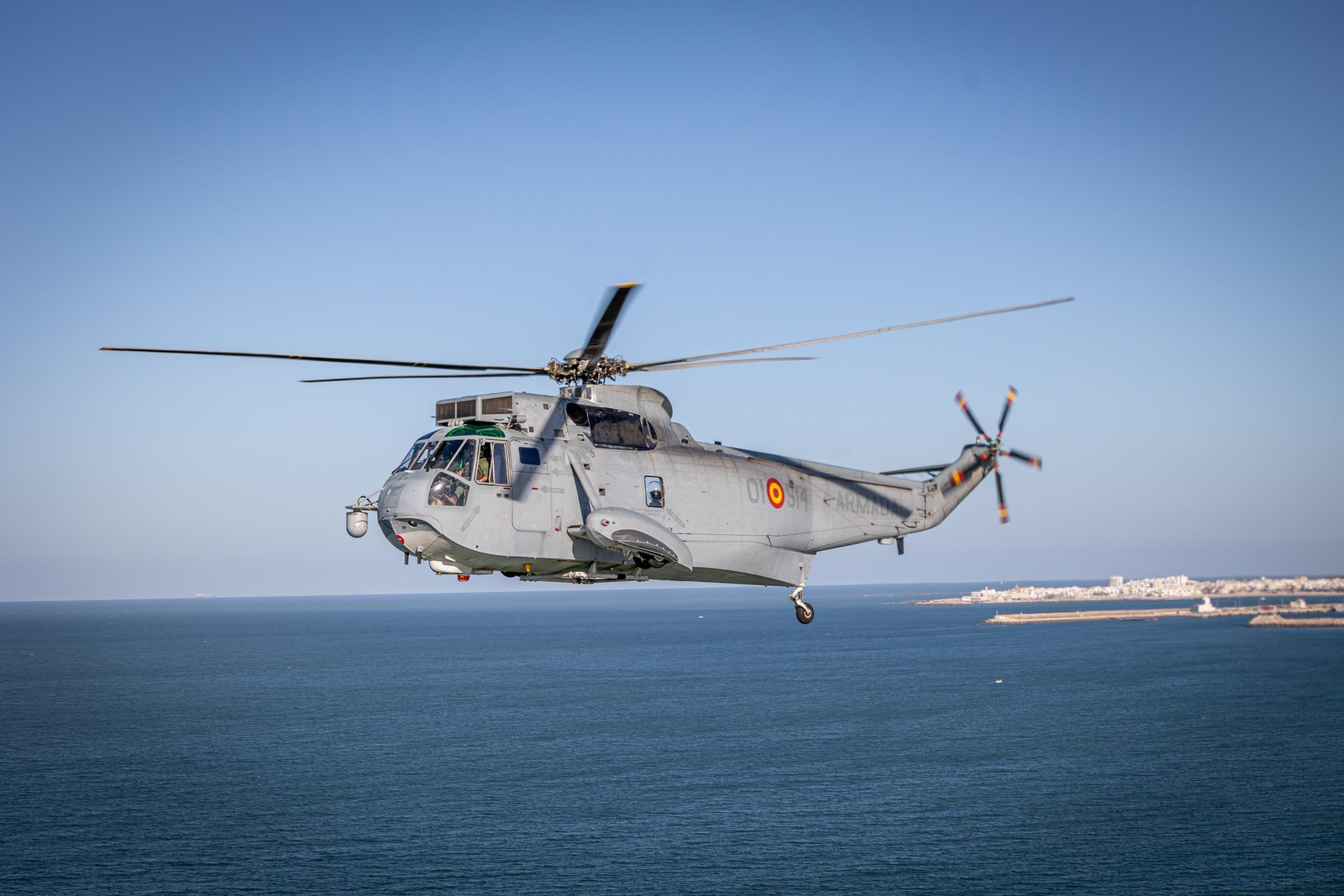 Imágenes del vuelo de despedida de los 'Sea King'  de la Quinta Escuadrilla de la FLOAN de la Armada por la Bahía de Cádiz
