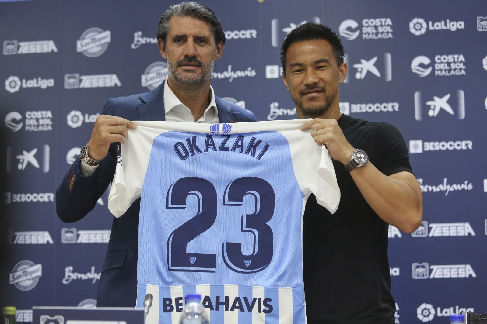 Las fotos de la presentación de Okazaki con el Málaga CF
