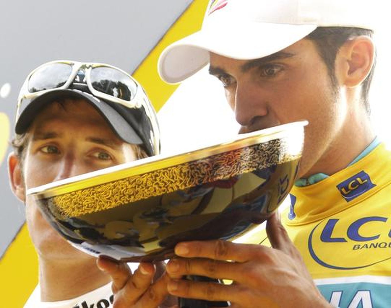 Contador besa el trofeo.  Foto: EFE/ AFP/ Reuters