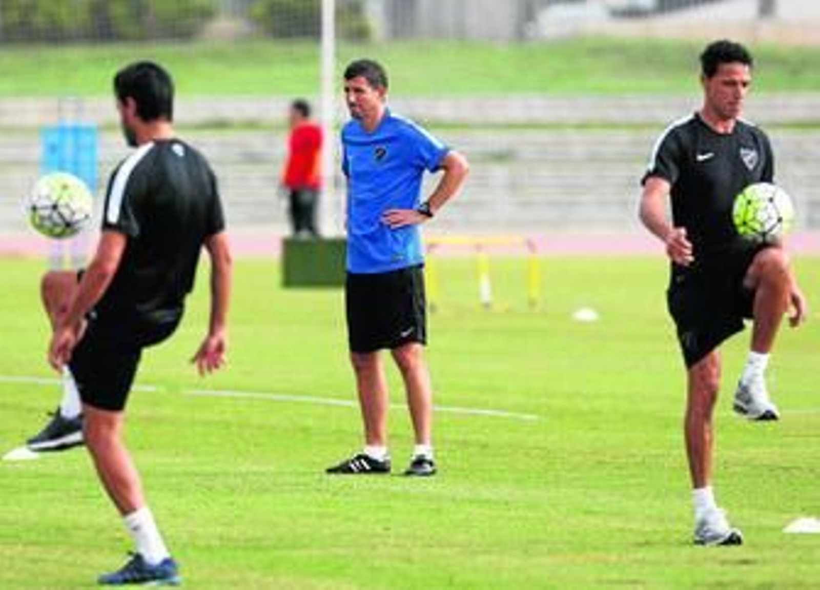 Javi Gracia, entre Miguel Torres y Weligton, observa a los suyos en un entrenamiento.
