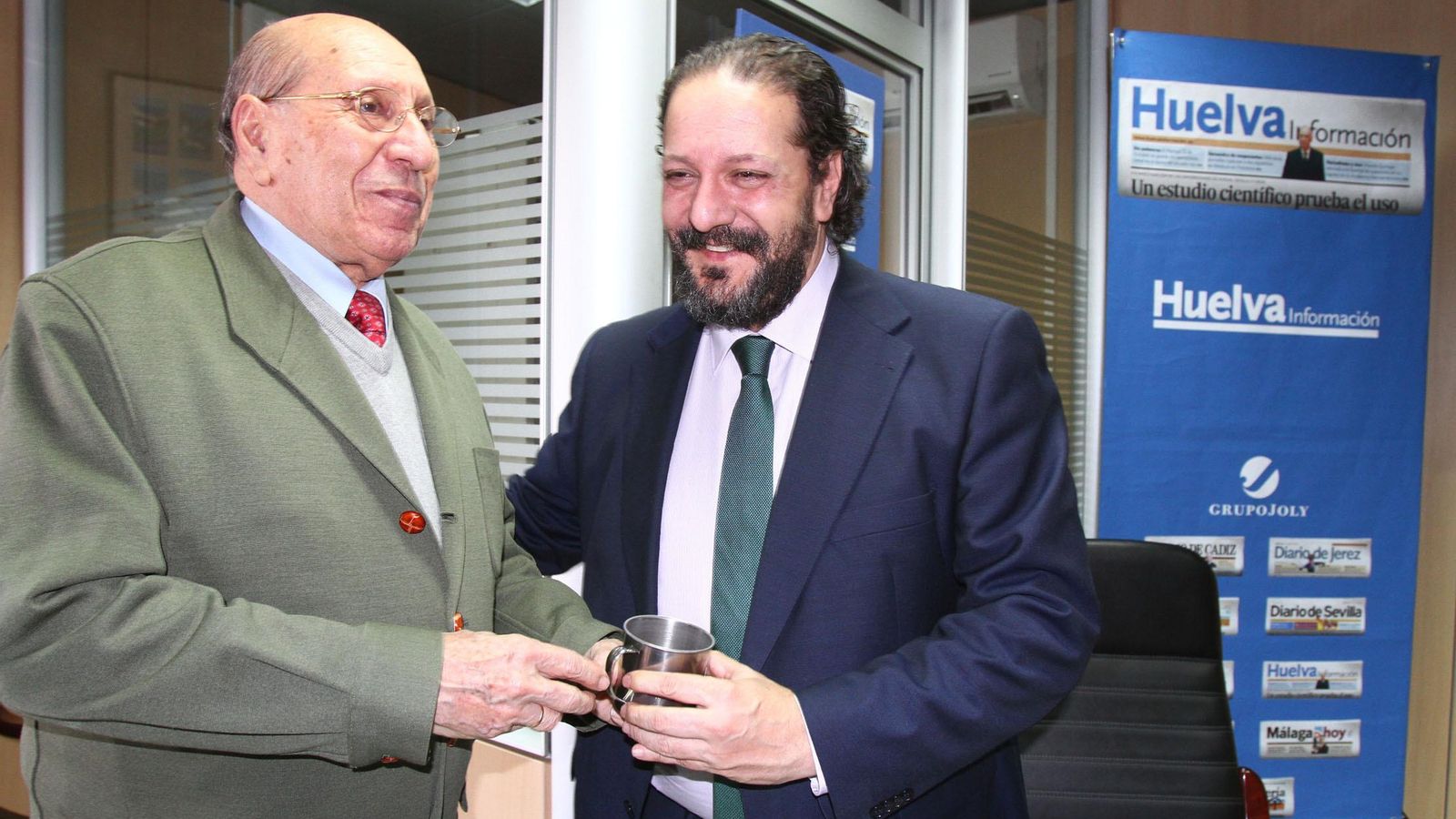 José Rodríguez entrega a su hijo el jarrillo de la tertulia.