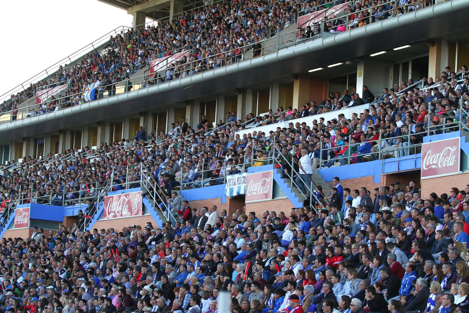 Ambientazo en las gradas del Recreativo de Huelva y el San Fernando