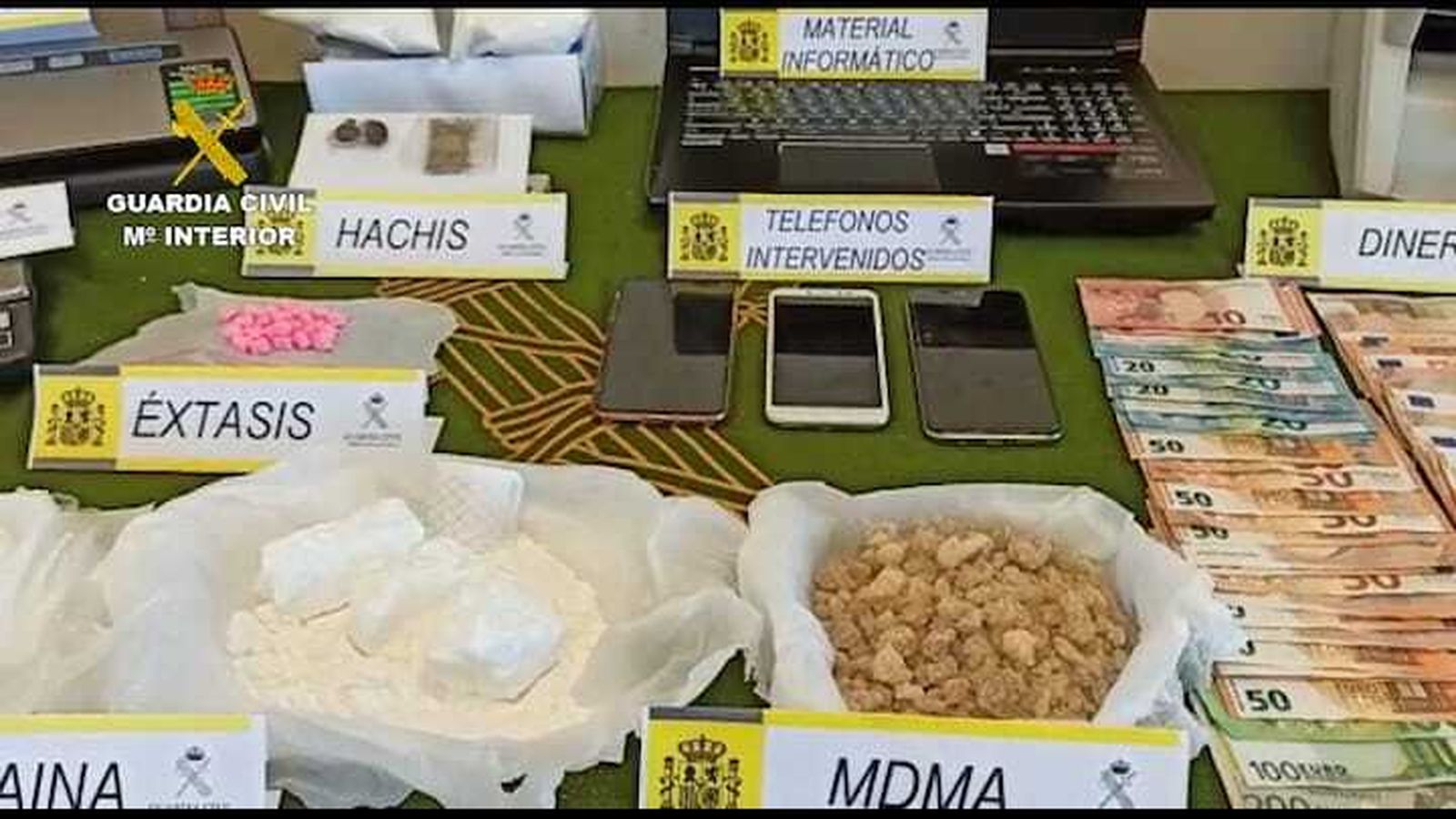 Material y droga intervenida por la Guardia Civil.