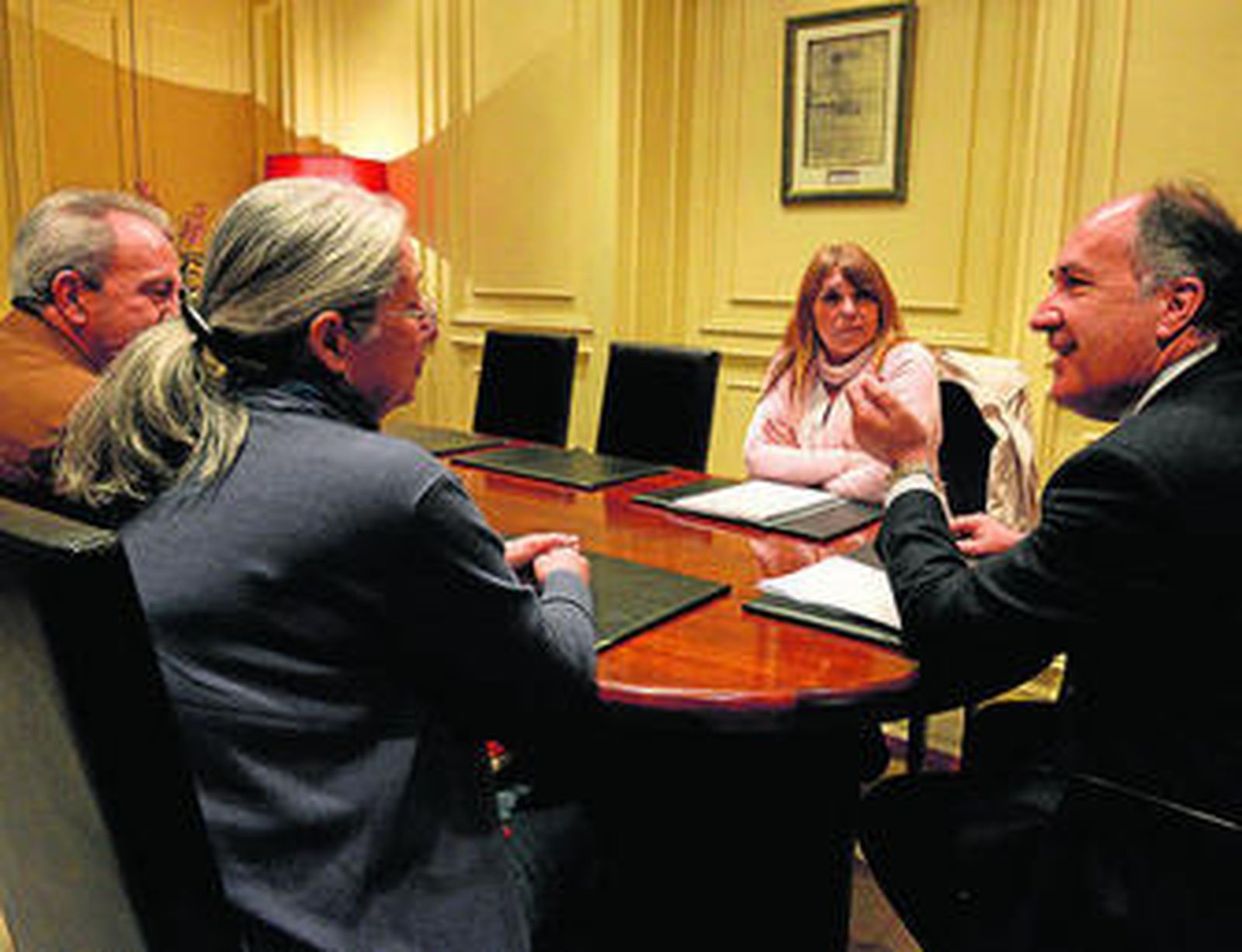 Imagen de Odalis Castro, de espaldas, charlando con el alcalde, José Ignacio Landaluce, ayer.