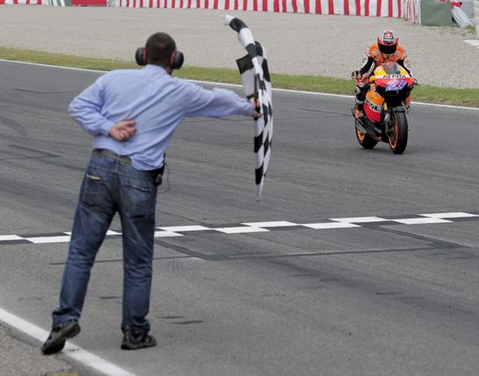 Stoner hace valer el poderío de su moto y se lleva el Gran Premio de Cataluña. / AFP