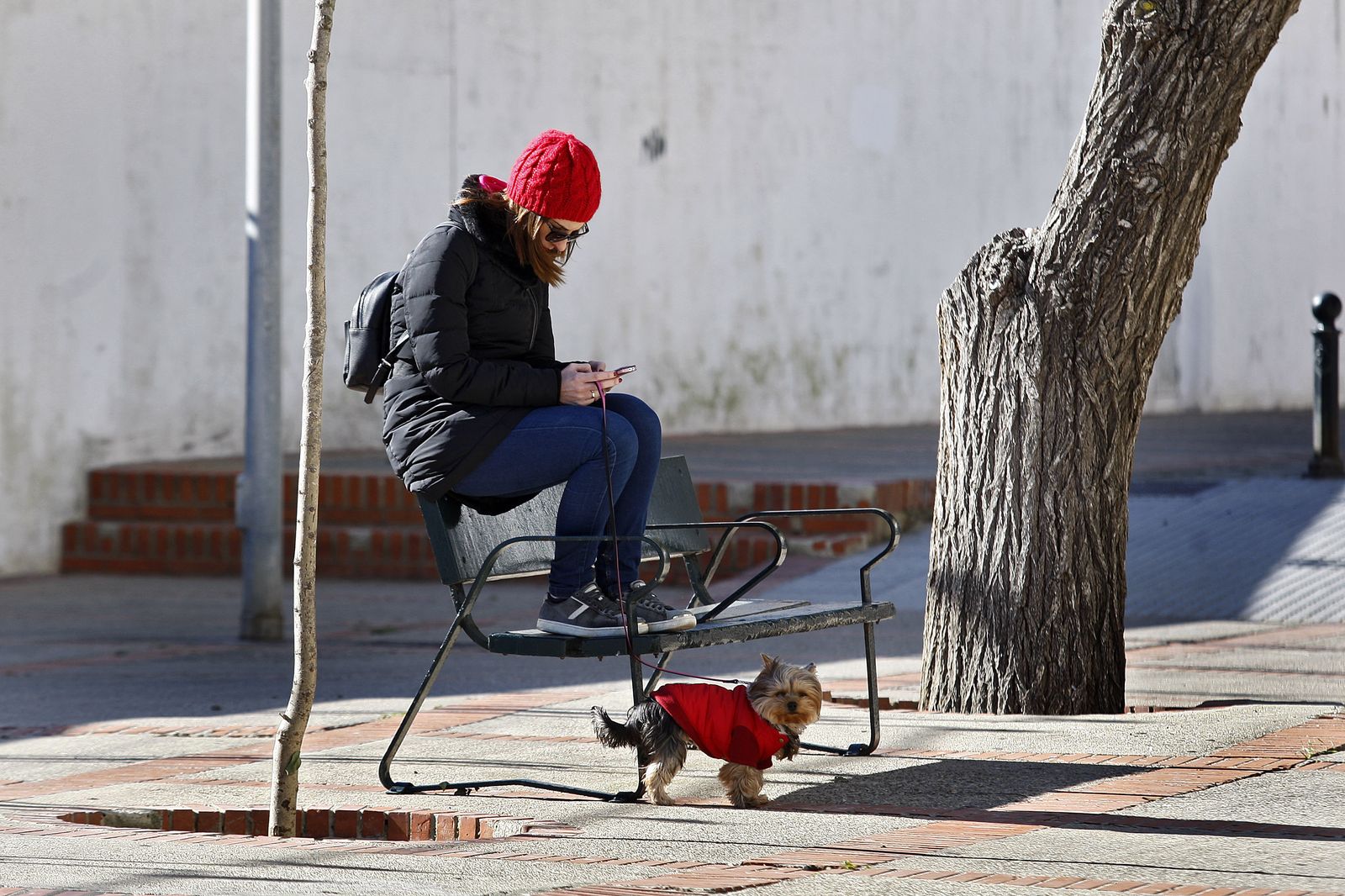 Una joven y su perrito, abrigados para afrontar el frío.