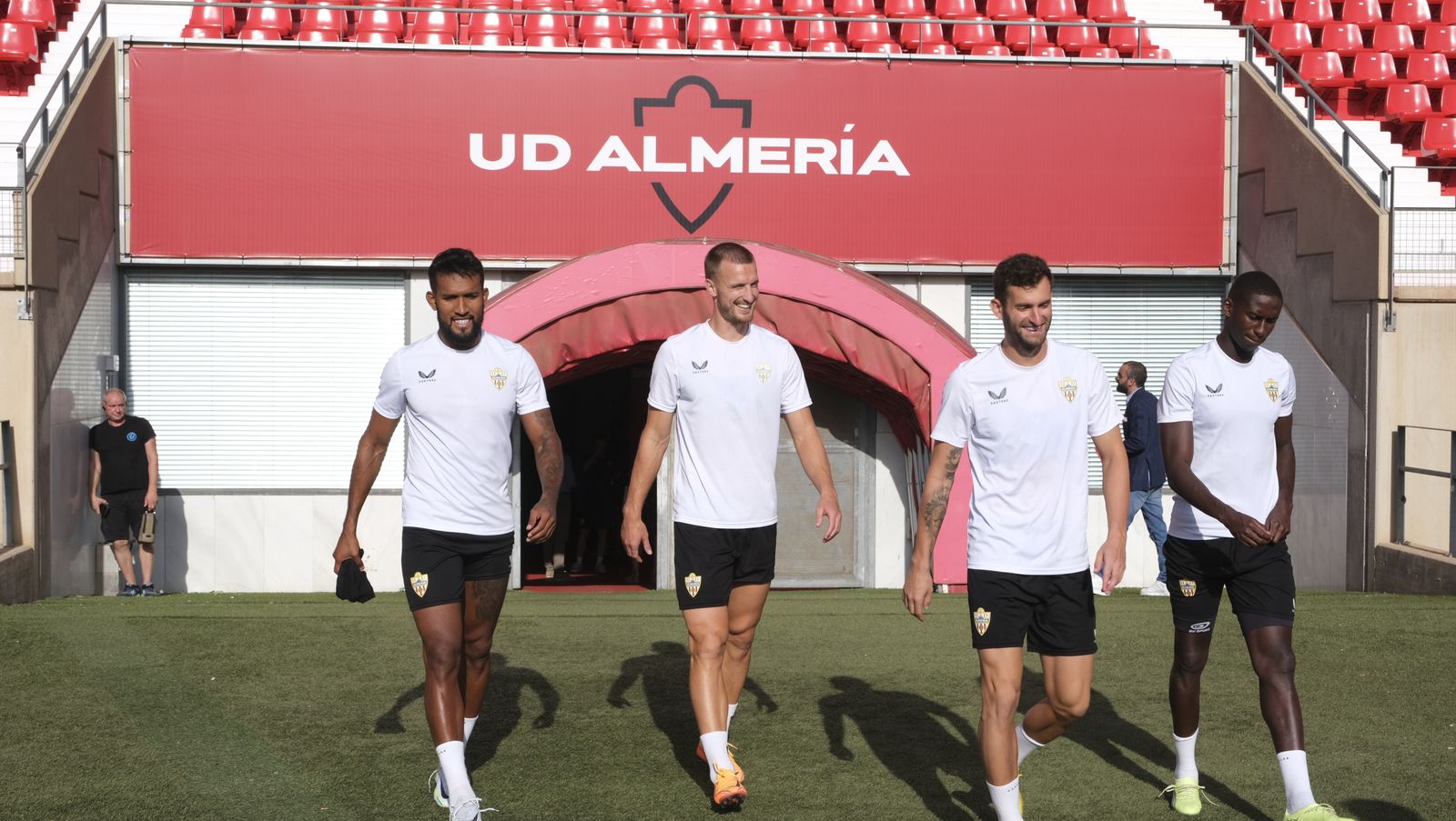Imágenes de la visita de la Alcaldesa de Almería, María Vázquez, a los jugadores de la U.D. Almería