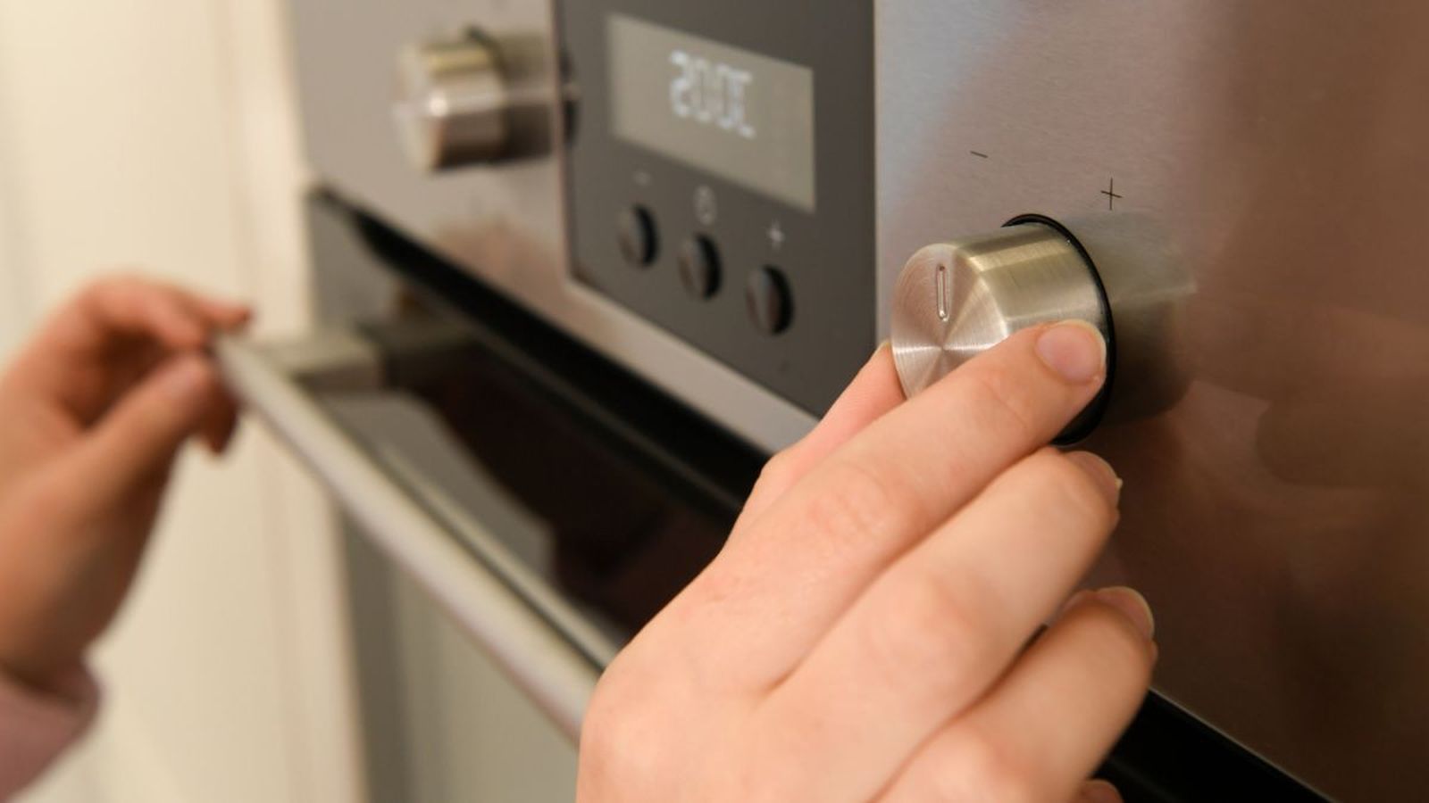 Una usuaria pone en funcionamiento el horno