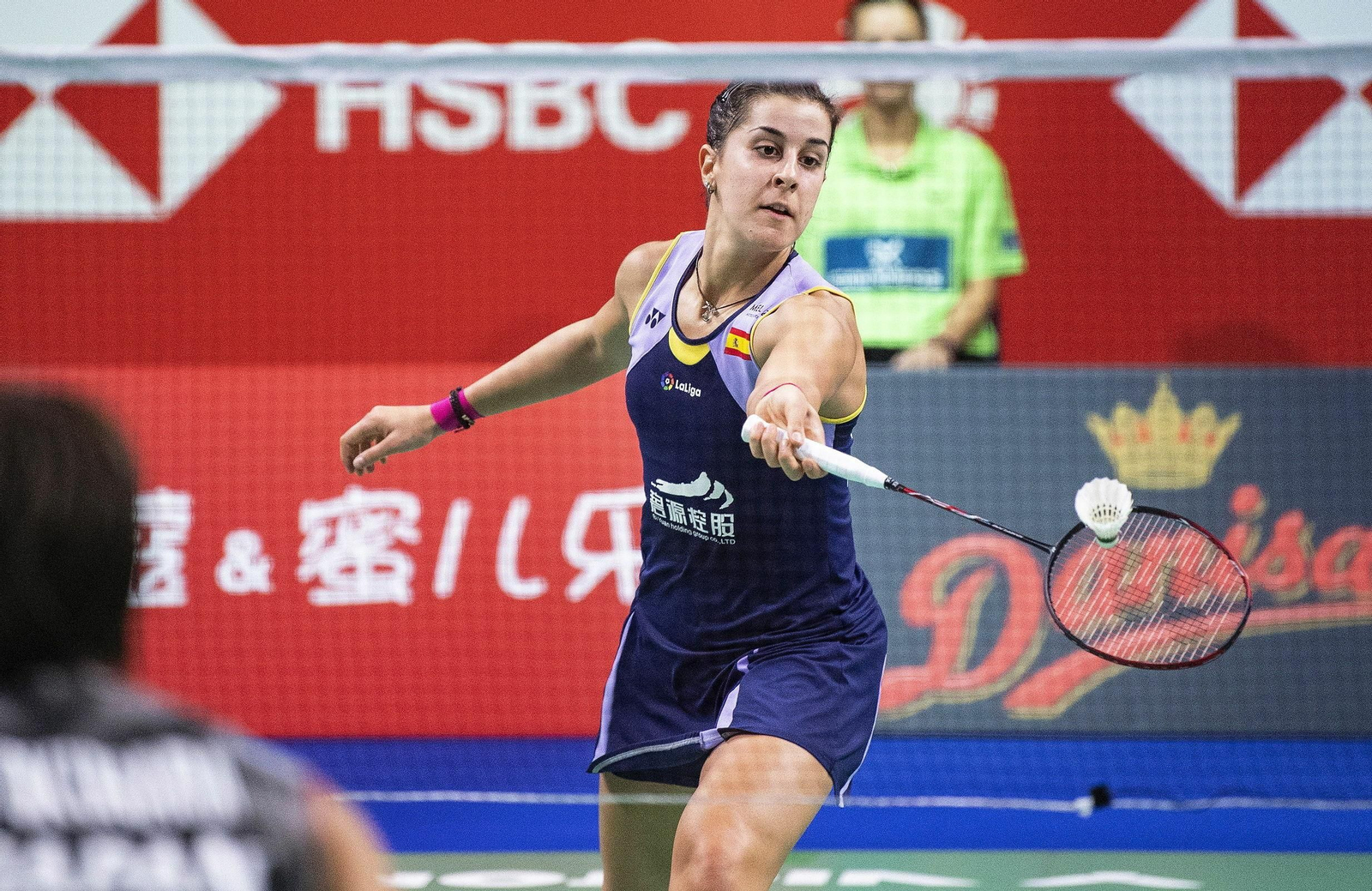 La onubense Carolina Marín devuelve el volante durante un partido disputado en octubre en Dinamarca.