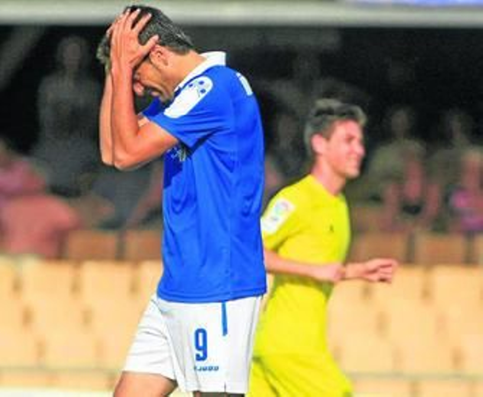 Íñigo Vélez, contrariado ayer al consumarse la derrota ante el Villarreal B.