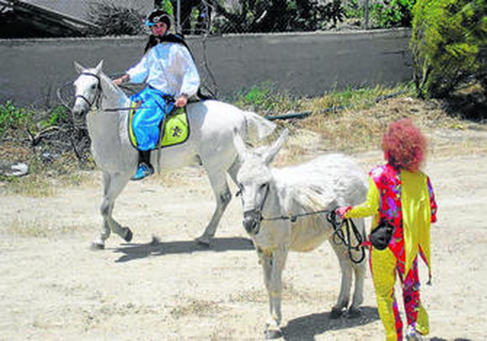 Los vecinos también disfrutan de la representación de los Moros y Cristianos.