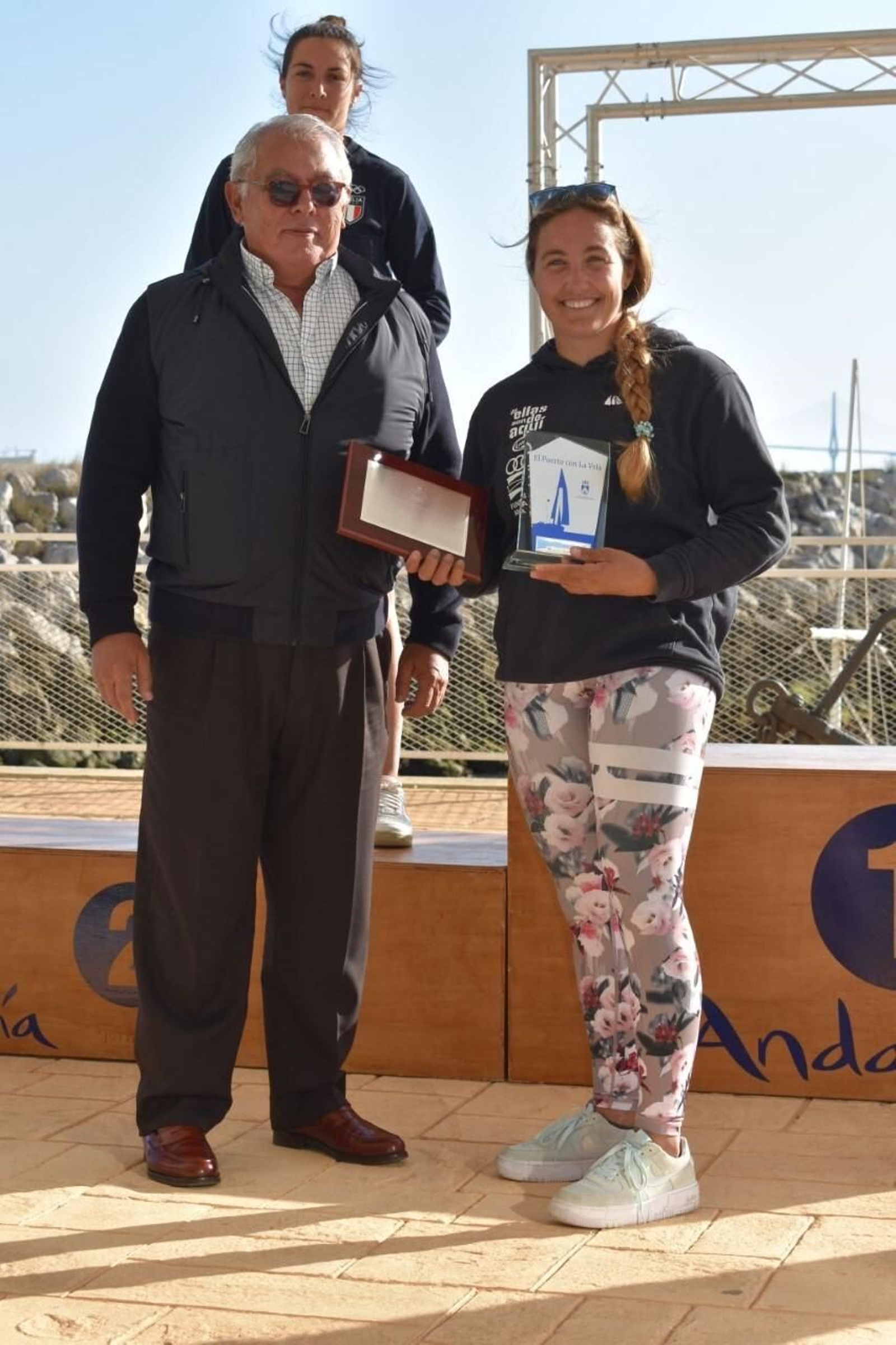 Pilar Lamadrid recibe sus galardones como vencedora en aguas de la Bahía.