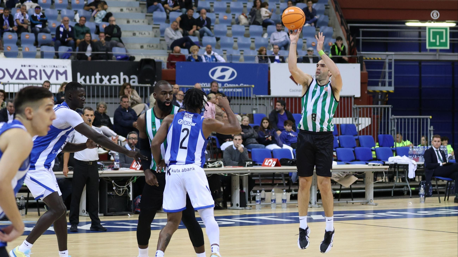 Benite lanza un triple aprovechando el bloqueo de Kasibabu.