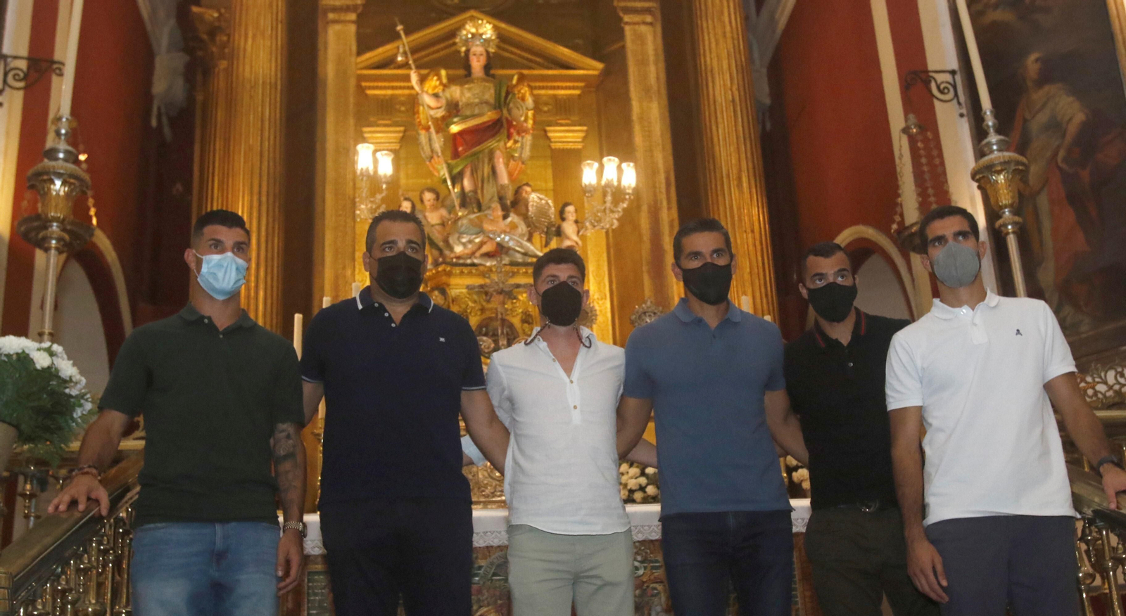 Los capitanes, el director deportivo y el técnico del Córdoba CF, ante la imagen de San Rafael.