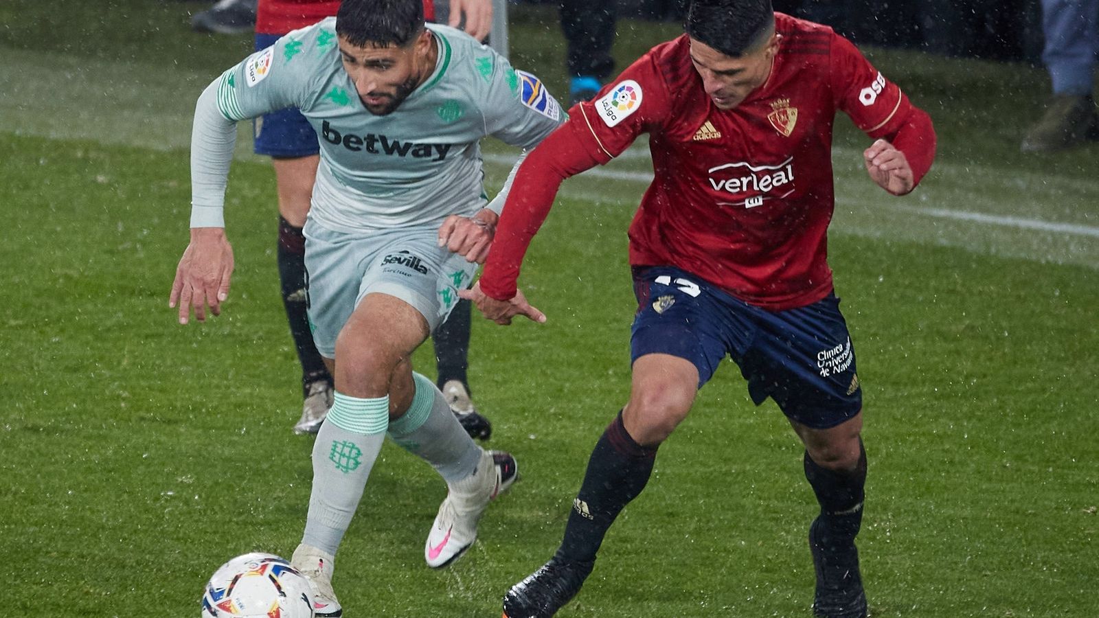 Fekir deja atrás a Roncaglia.