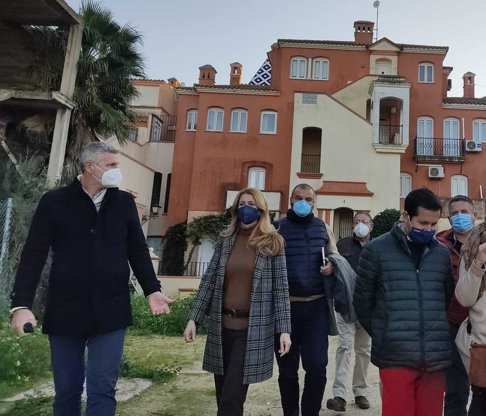 Los responsables de Vox, junto a vecinos en el Pueblo Marinero.