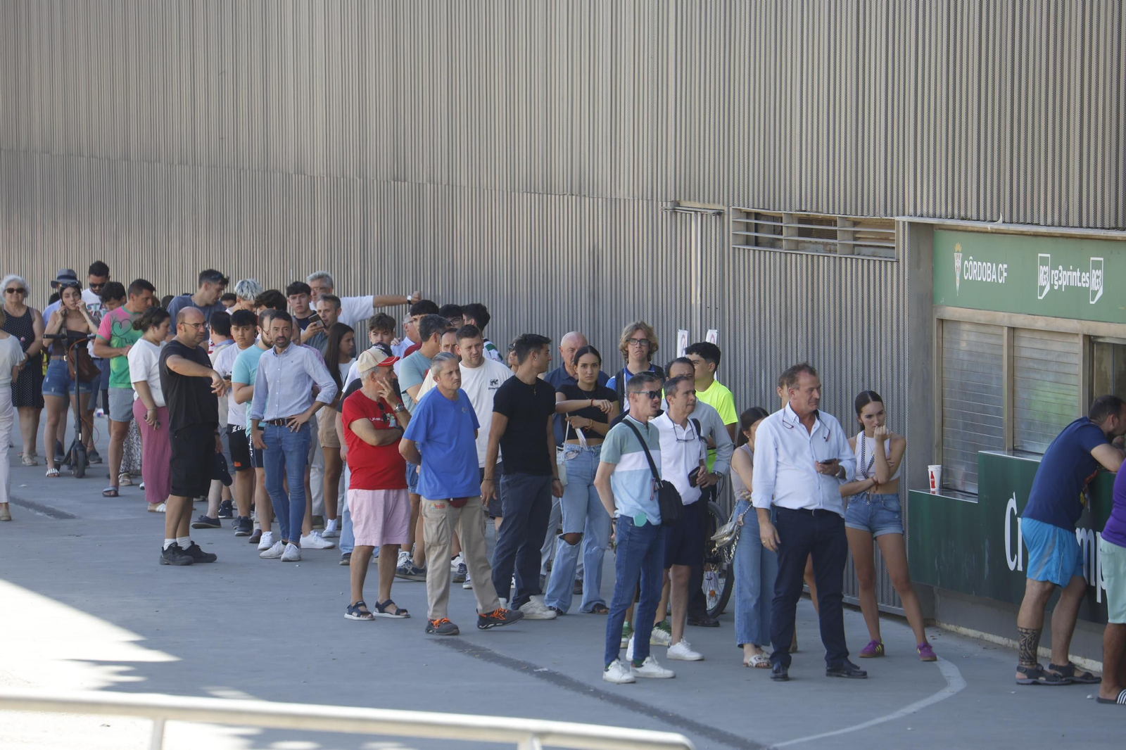 Aficionados aguardan su turno ante las taquillas de El Arcángel.