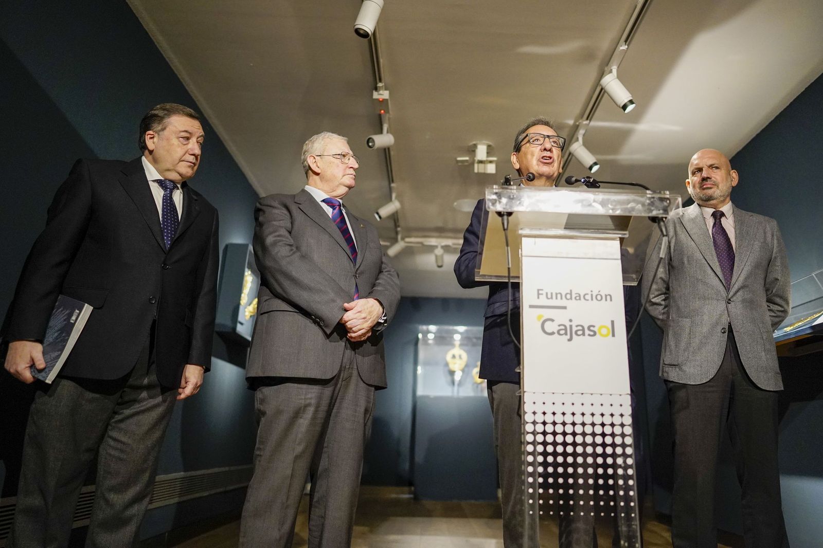 La inauguración de la exposición de Cayetano Gonzalez en Fundación Cajasol, todas las fotos
