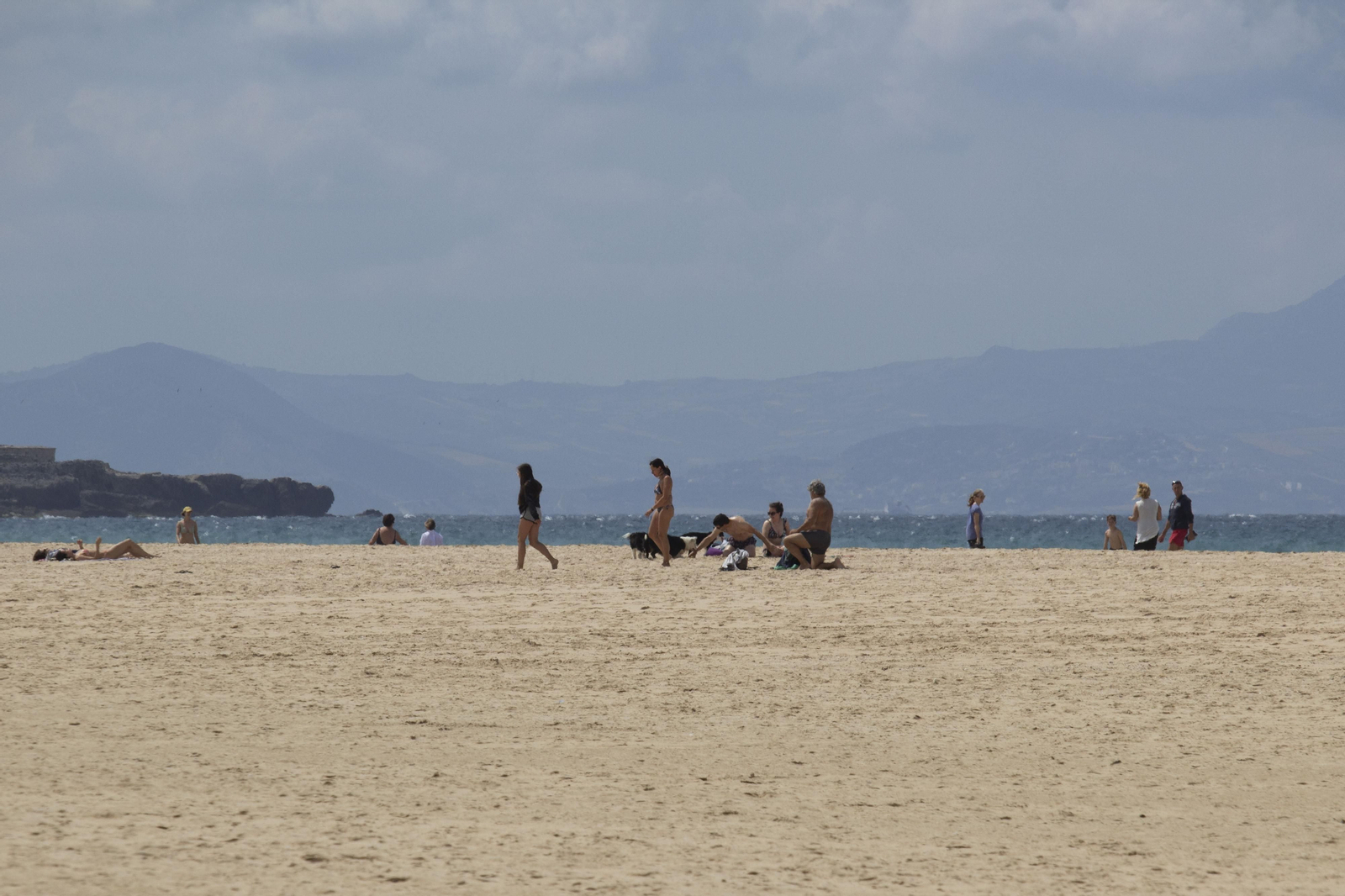 Un domingo de playa en Tarifa, en imágenes