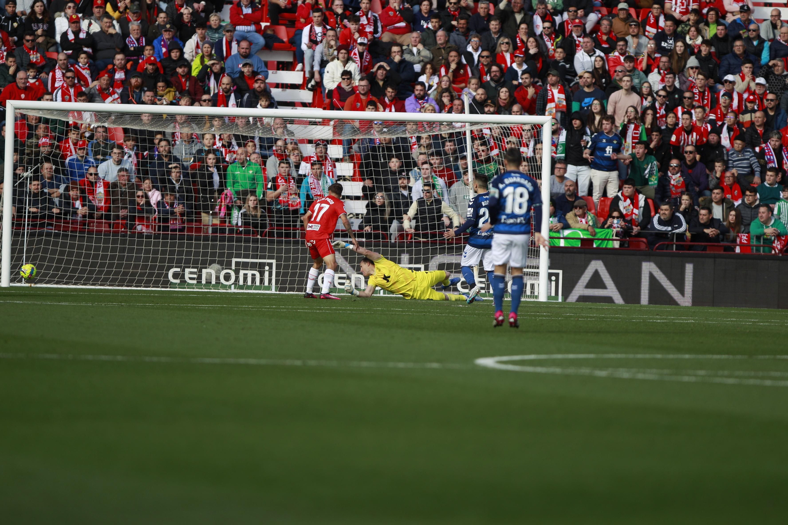 Imágenes del partido de fútbol U.D. Almería-Real Betis Balompié