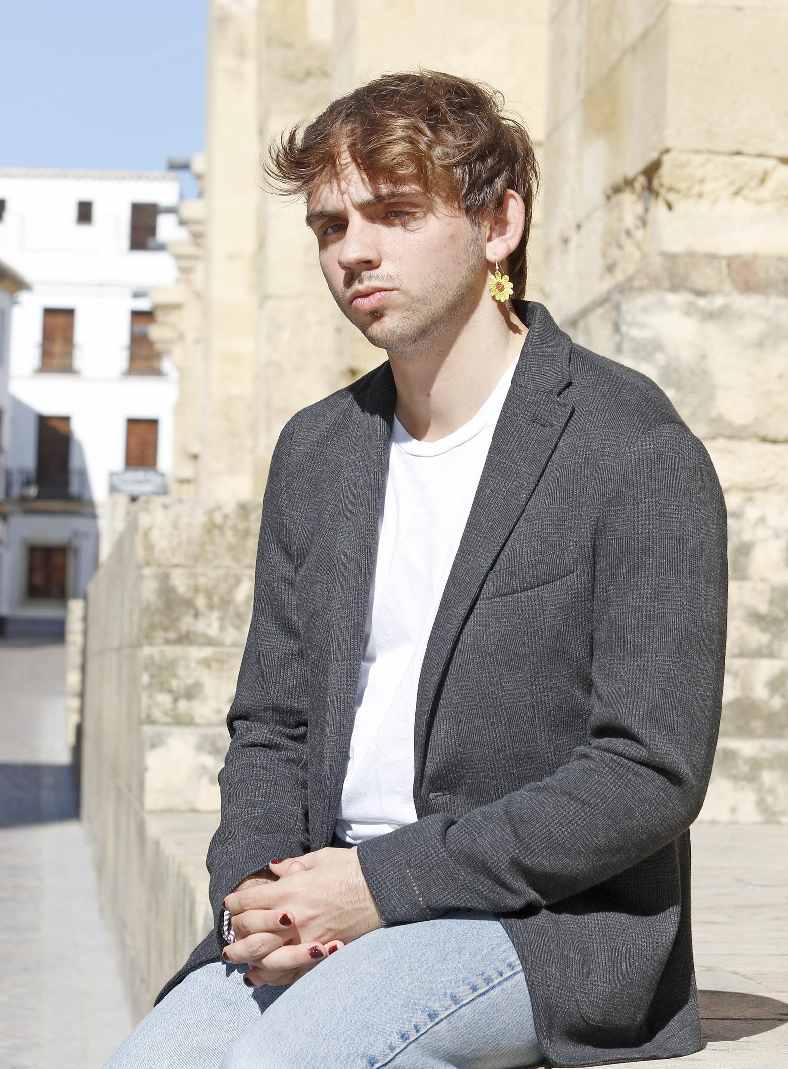 García posa en Córdoba donde ahora vive gracias a la beca de la Fundación Antonio Gala