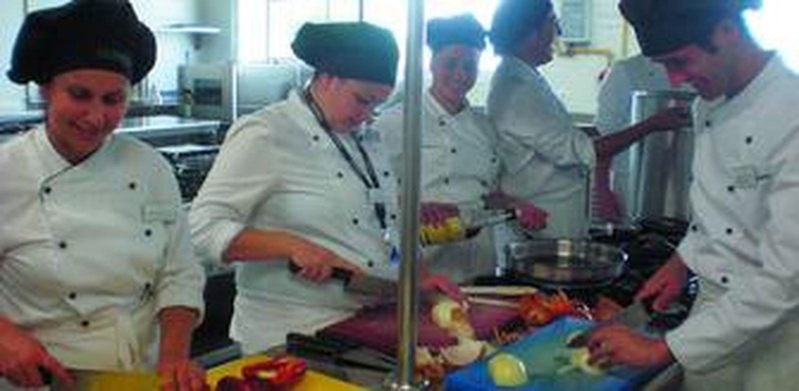 Un grupo de alumnos en la cocina del Centro Andaluz de Formación Integral de las Industrias del Ocio en Mijas.
