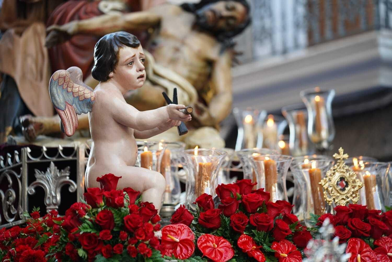 Lunes Santo en Lucena: La procesión de la Cofradía Franciscana de Pasión, en fotografías