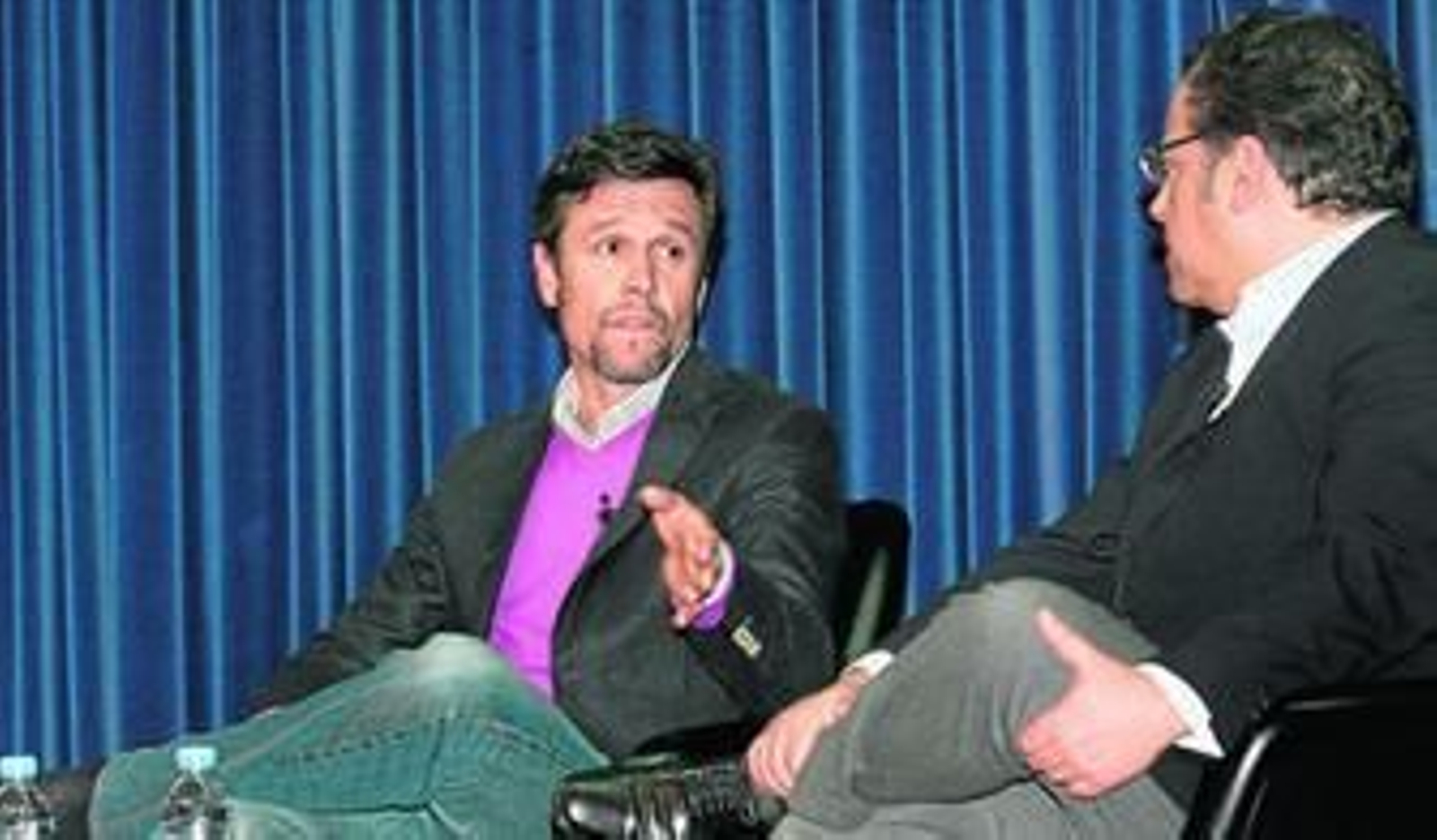 Joselito, explicando al periodista Paco Aguado algunos de los pasajes que dieron contenido a su intervención en la segunda jornada del ciclo Los Toros.